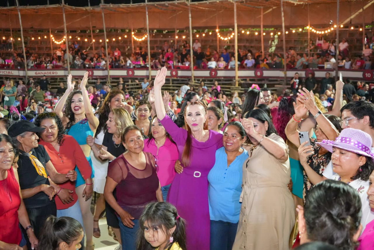 Participan 4 mil mamás en festejo organizado por Villa de Álvarez