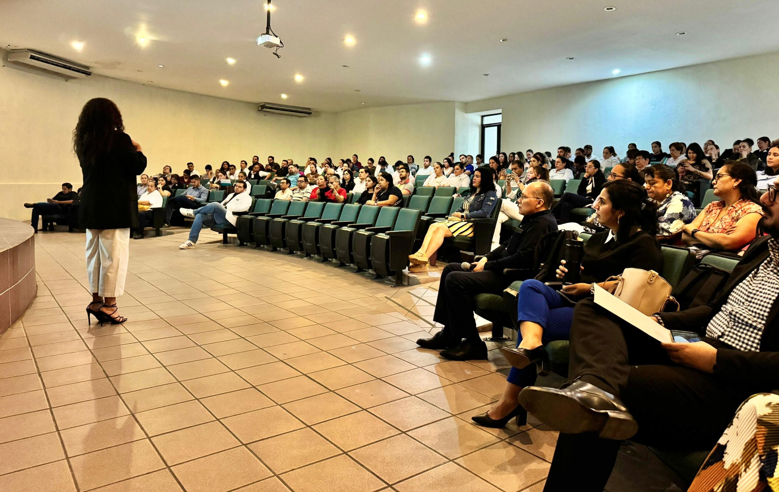 Capacitan y actualizan a personal del Sector Salud en Colima, en atención integral del VIH